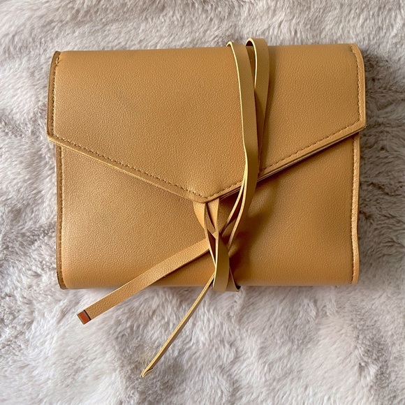 {NOT FOR SALE} Glass Ladder and Co Katherine Tech Organizer Roll - Picture 2 of 11